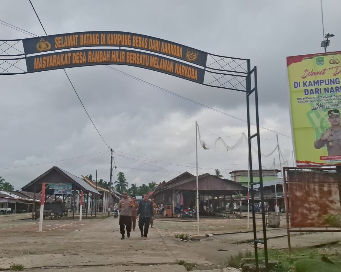 Kapolsek Ipda Jones Cek Persiapan Peresmian Kampung Bebas Narkoba Di Desa Rambah Hilir Kabupaten Rohul