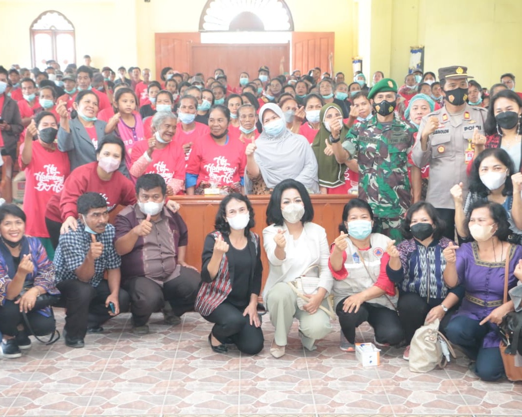 Kunjungi Korban Bencana Negeri Sigotom, Ketua TP PKK Tapanuli Utara Ajak Masyarakat Tebar Kasih