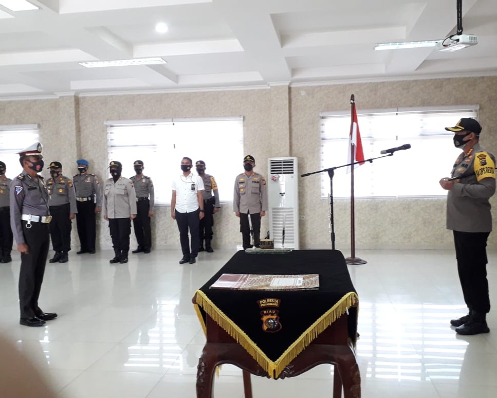Kapolresta Pekanbaru Pimpin Sertijab Dua Kapolsek dan Kabagren