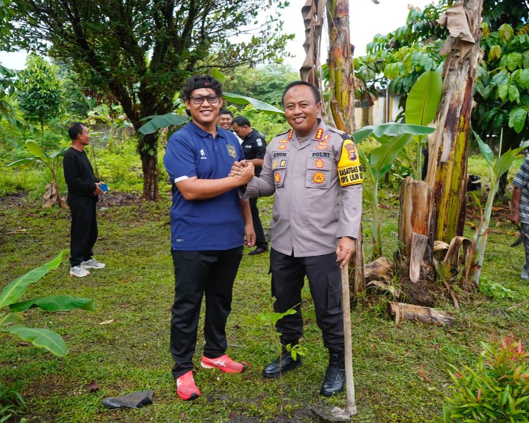 Tanam Pohon, Polda Riau 'Sulap' Pemukiman Transmigran Jadi Kebun Buah