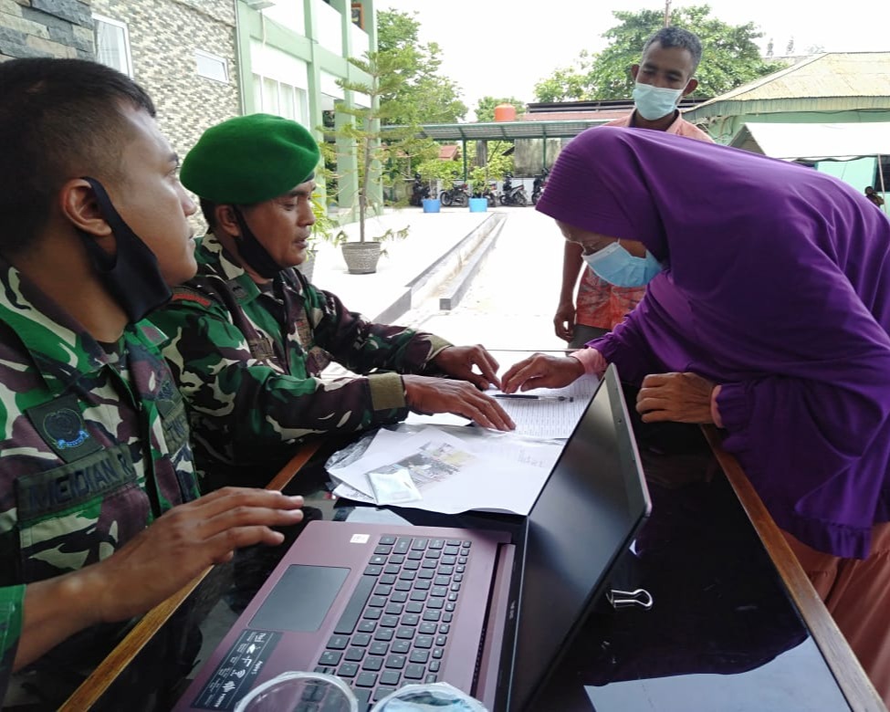 Personil Kodim 0301/PBR Beri Kecerian Pada Warga Pekanbaru Penerima BTPKLW