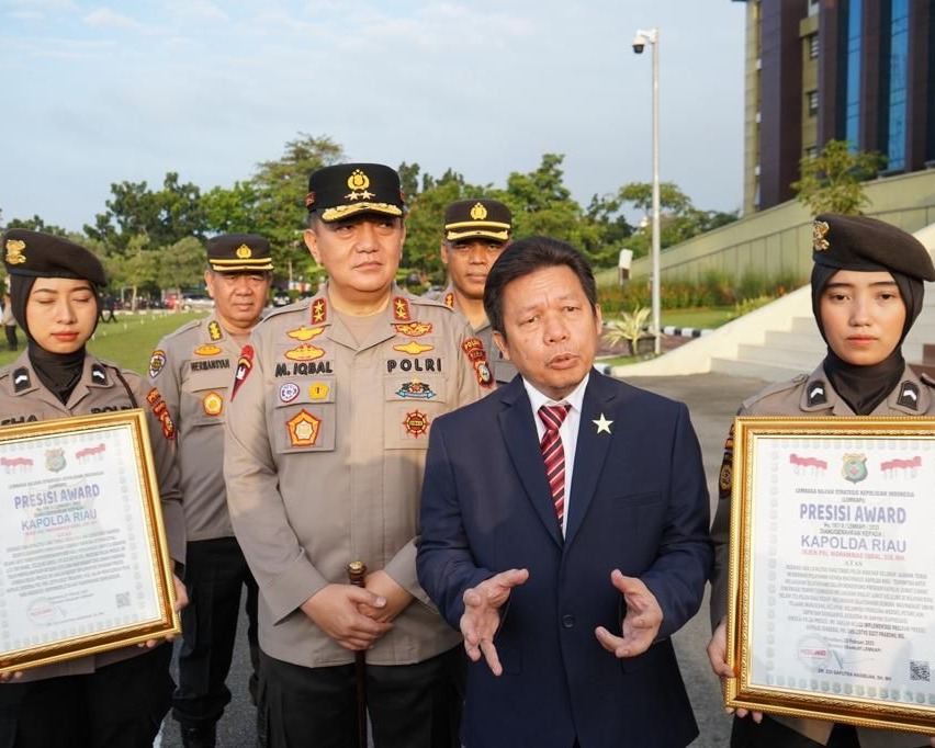 Terima Dua Penghargaan ‘Presisi Award' Dari Lemkapi, Kapolda Riau Irjen Pol Moh Iqbal: Ini Motivasi Sekaligus Vitamin Yang Sangat Luar Biasa