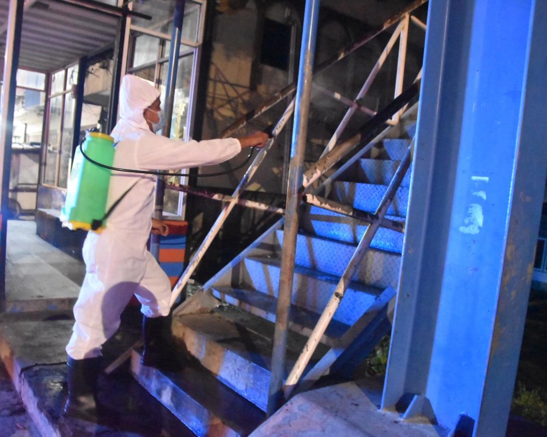 Cegah Penyebaran Covid-19 Jelang Hari Lebaran, Personil Satuan Brimob Polda Riau Penyemprotan Desinfektan Serentak Fasilitas Umum di Kota Pekanbaru