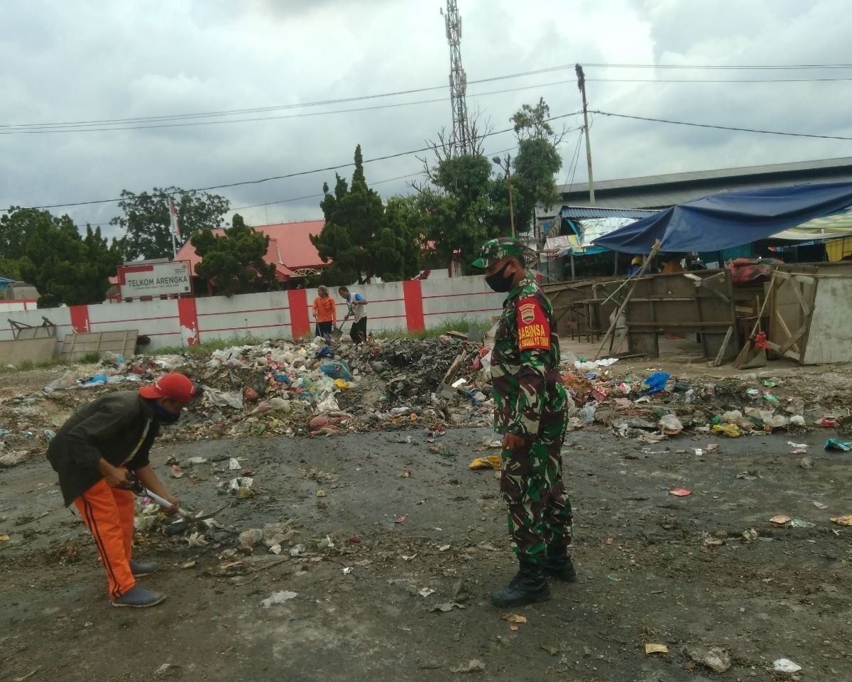 Babinsa Kodim 0301/PBR Bersama Kelurahan, RT dan RW Turun Langsung Membersihkan Tumpukan Sampah Di Pasar Pagi Arengka