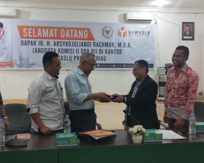 Cek Kesiapan Pengawasan Pilkada, Anggota Komisi II DPR RI Arsyadjuliandi Rachman Kunjungi Bawaslu Provinsi Riau