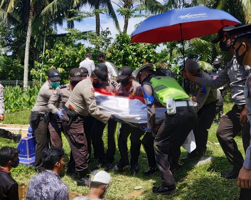 Kapolres Kampar Pimpin Upacara Pemakaman Kanit Sabhara Polsek Tapung AKP Khairulnas