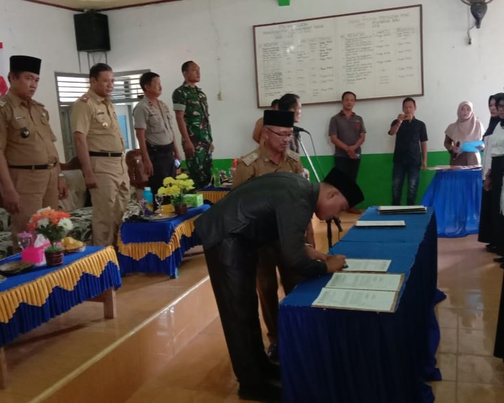 Camat Tulang Bawang Tengah Lantik dan Pengambilan Sumpah Kepada 146 Anggota BPT