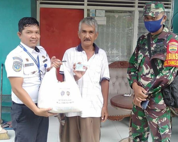 Babinsa Kodim 0301/Pekanbaru Peduli Dampak Covid-19 Merangkul Mitra Untuk Berbagi