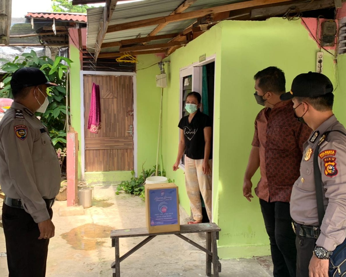 Moment Hari Raya Idul Adha 1442 H, Polresta Pekanbaru Melalui Polsek Limapuluh Salurkan Bantuan Sembako Kepada Warga Terdampak Covid-19