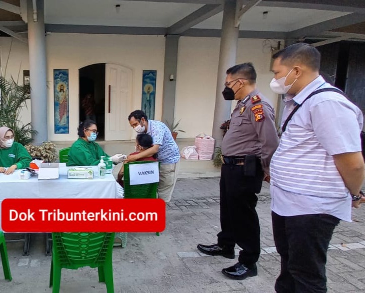 Dukung Percepatan Vaksinasi Covid-19, Dua Polsek Jajaran Polresta Pekanbaru Gelar Vaksinasi Massal di Gereja Santa Maria