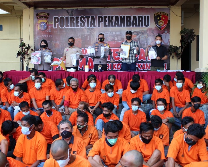Polresta Pekanbaru dan Jajaran Polsek Amankan 79 Preman, Senjata Tajam dan Pistol Mainan Turut Diamankan