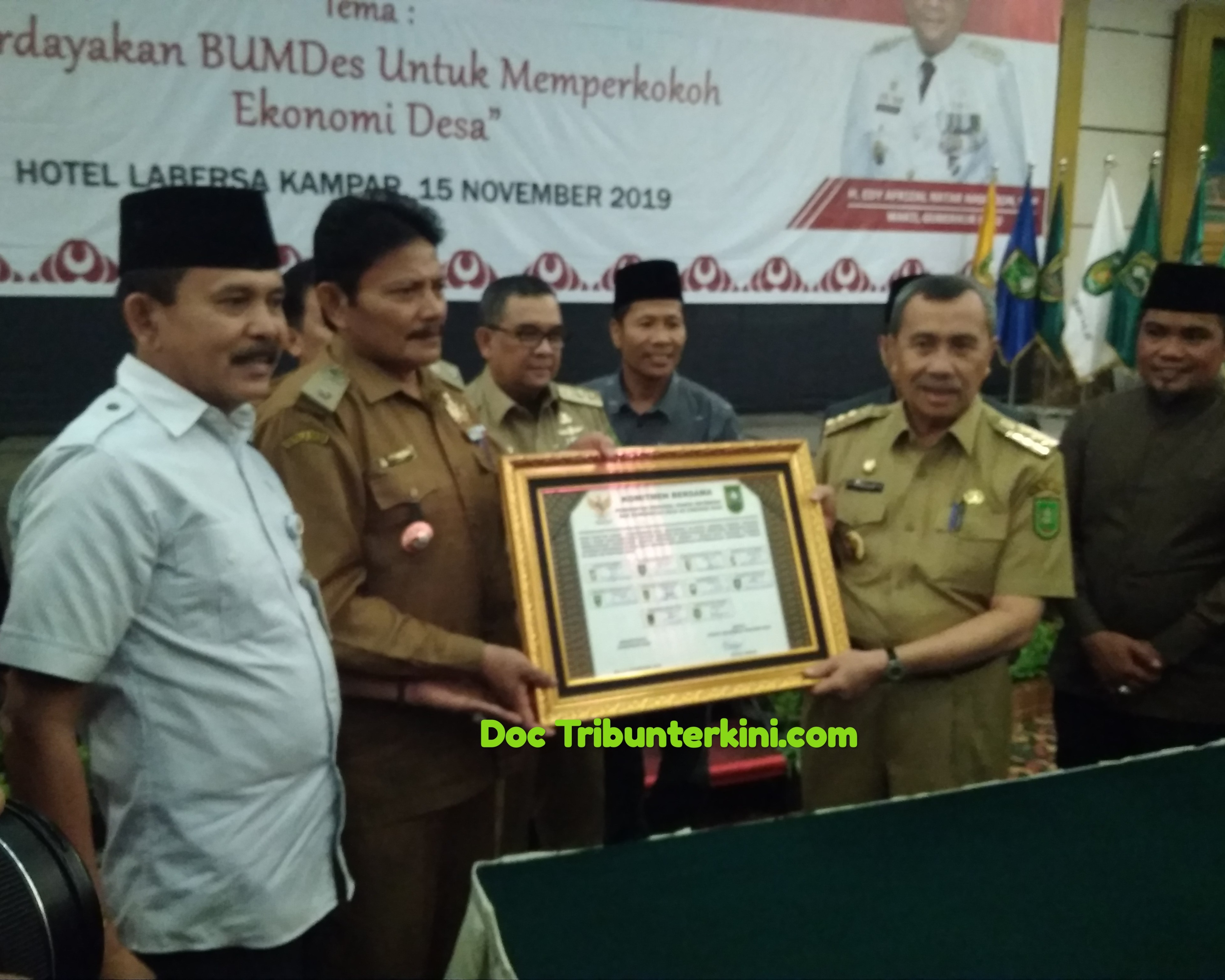 Dalam Penyerahan Secara Simbolis Bankeu Khusus Dari Pemprov Kepada Desa dan Kecamatan Se Provinsi Riau, Gubri: Memperdayakan BUMDes Untuk Memperkokoh Ekonomi Desa