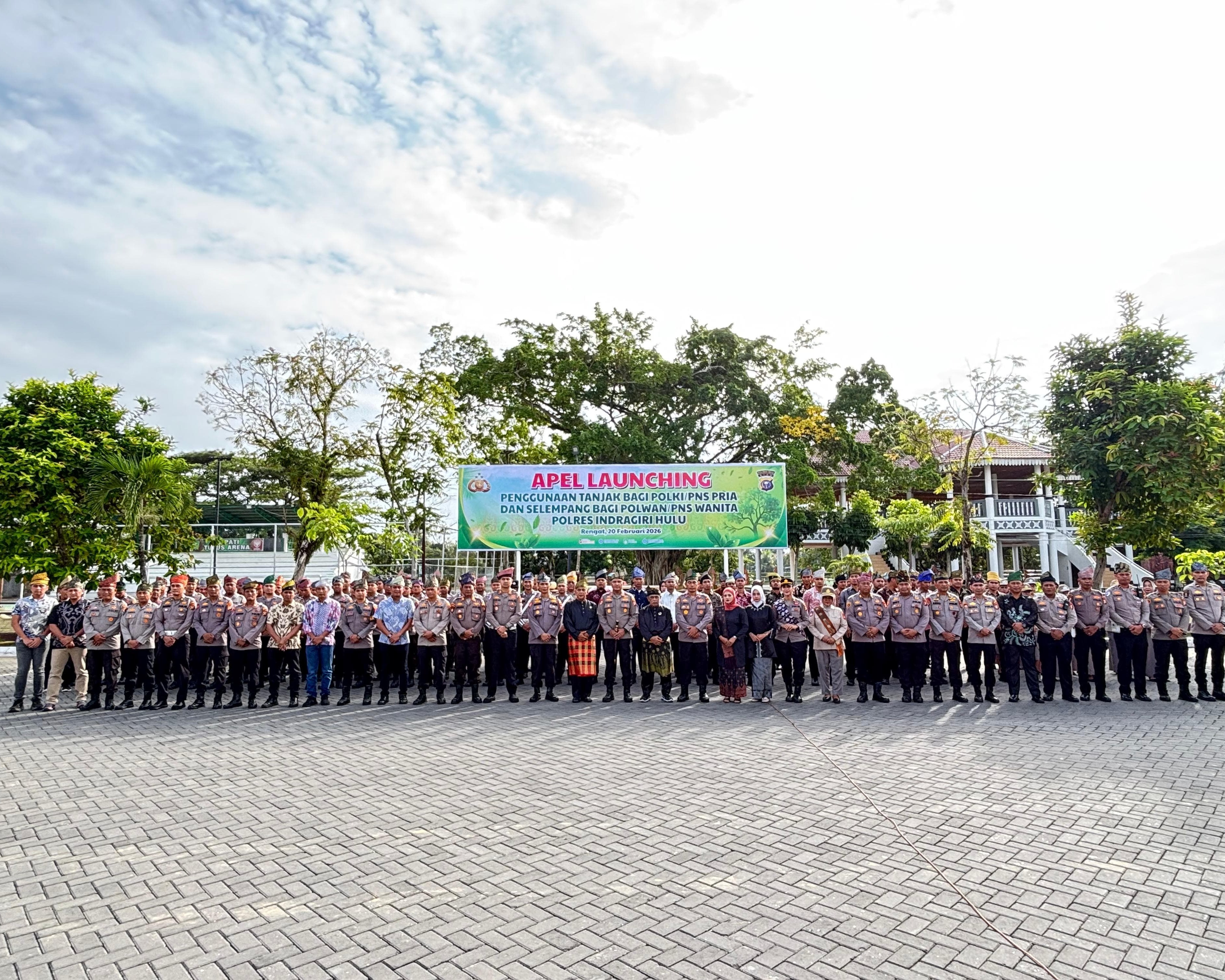 Kapolres Indragiri Hulu bersama Ketua LAMR-INHU, Launching Program Kapolda Riau, Jumat Ber Tanjak dan Selempang, Wujudkan dan Lestarikan Budaya Melayu Dalam Memberikan Pelayanan Kepada Masyarakat