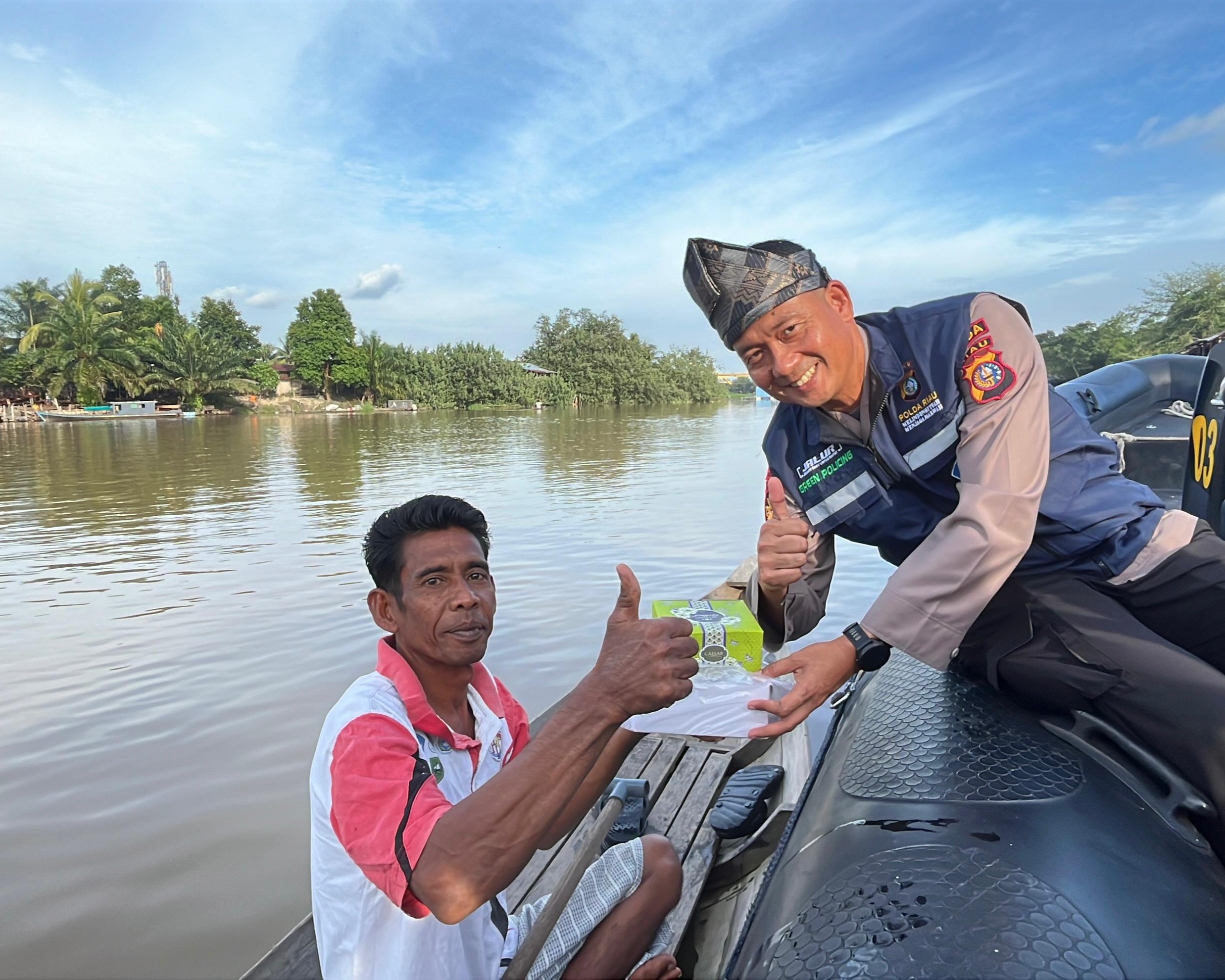 Program JALUR Polda Riau Laksanakan Bakti Sosial Dan Pelayanan Kesehatan Untuk Nelayan Sungai Siak