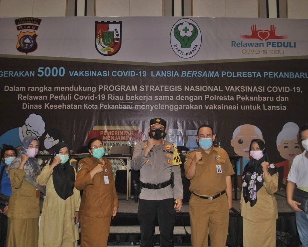 Kapolresta Pekanbaru Bersama Rombongan Tinjau Pelaksanaan Kegiatan Vaksinasi Covid-19 Lansia di Hotel Novotel