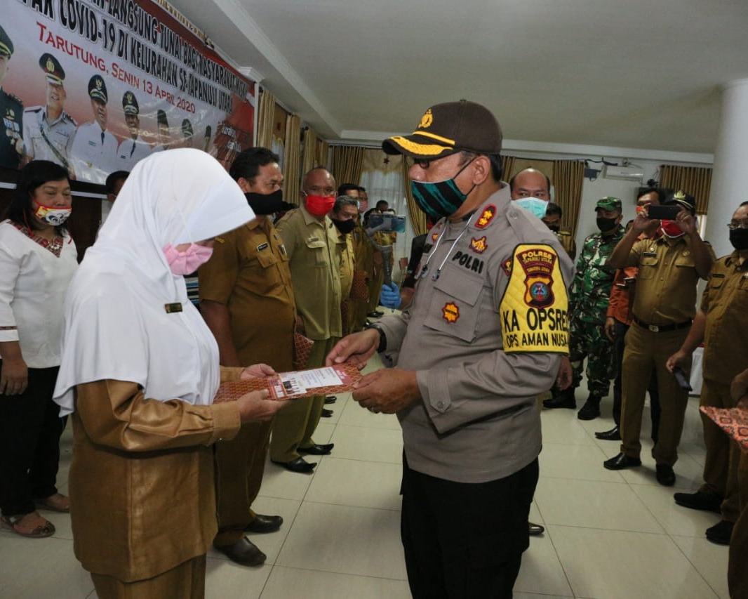Bupati Taput Serahkan Bantuan Voucher Belanja Sembako Bagi Masyarakat Miskin Di Kelurahan Yang Berdampak Akibat Covid-19 