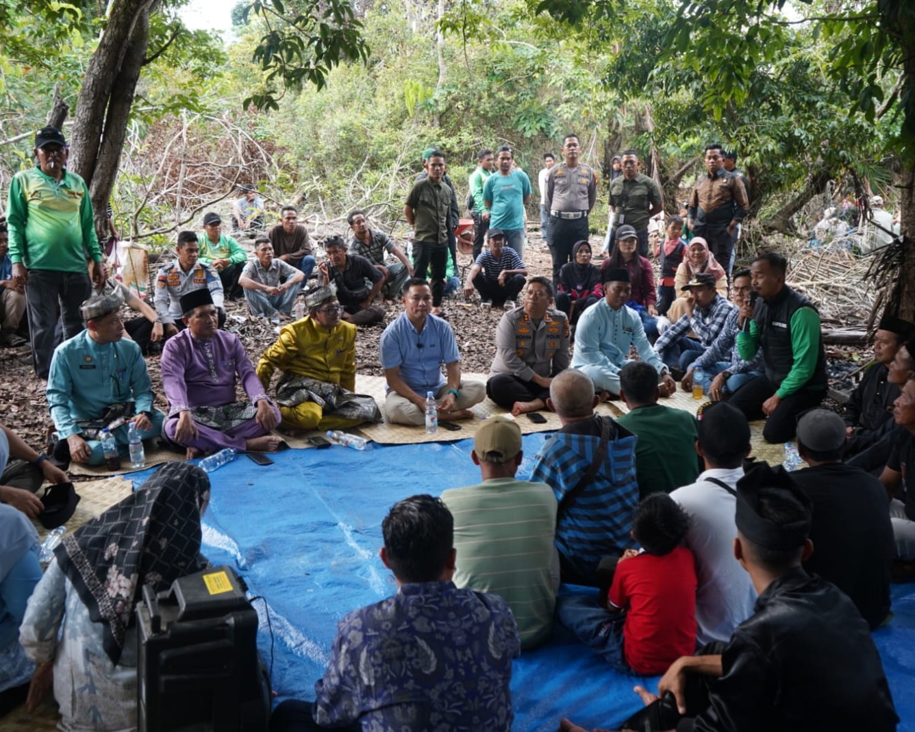 Kapolres Dan Wabup Pelalawan Hadiri Acara Hari Jadi Desa Mak Teduh Kecamatan Kerumutan Kabupaten Pelalawan Ke-18