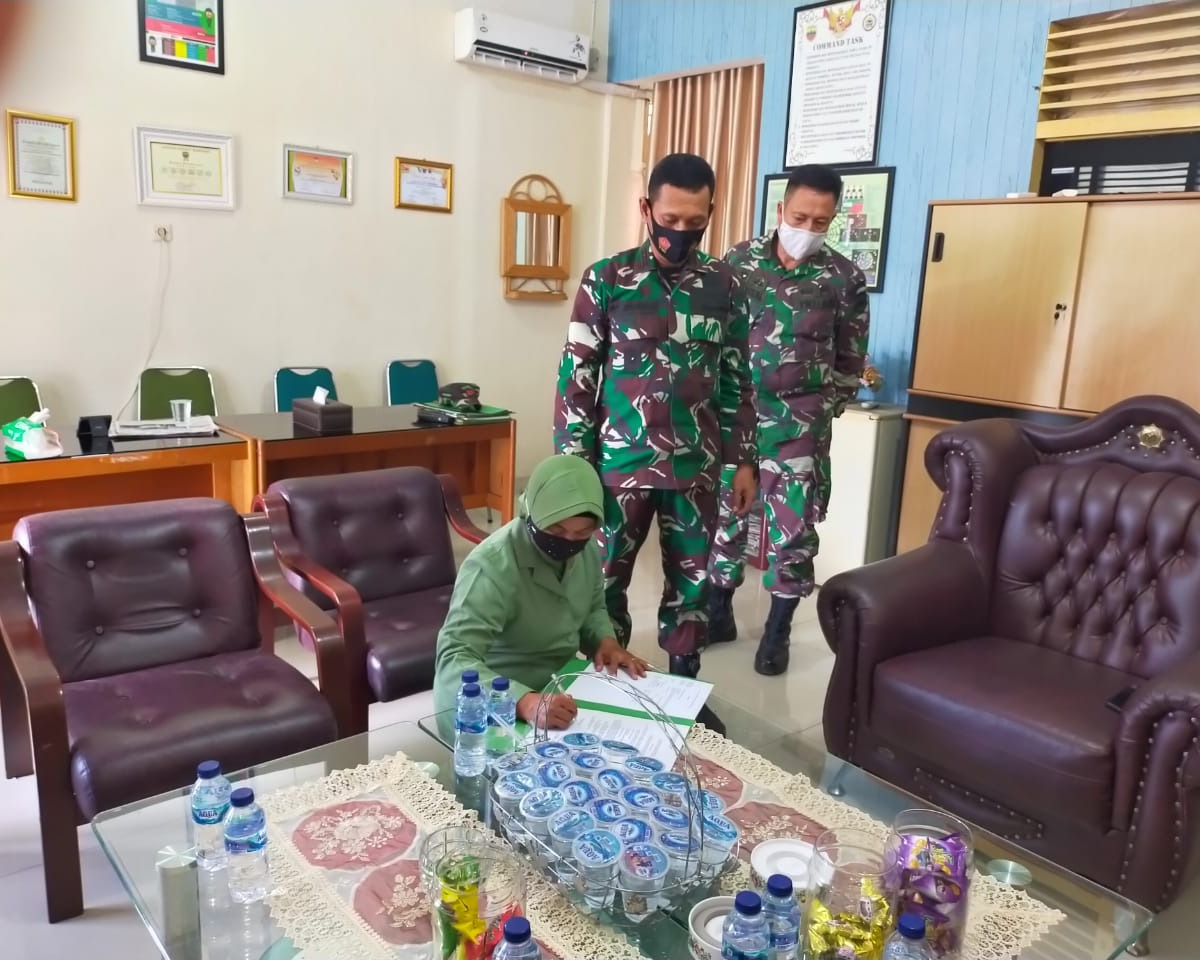 Dandim 0301/PBR Serahkan Bantuan (SSK) Dari Kodam I/BB Kepada Keluarga Ny Kurniawati