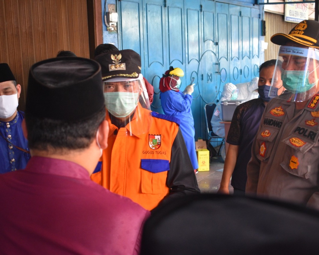 Kapolresta Pekanbaru Bersama Tim Terpadu Gugus Tugas Penanganan Covid-19 Kota Laksanakan Rapid Test dan Swab Test di Pasar Sukaramai