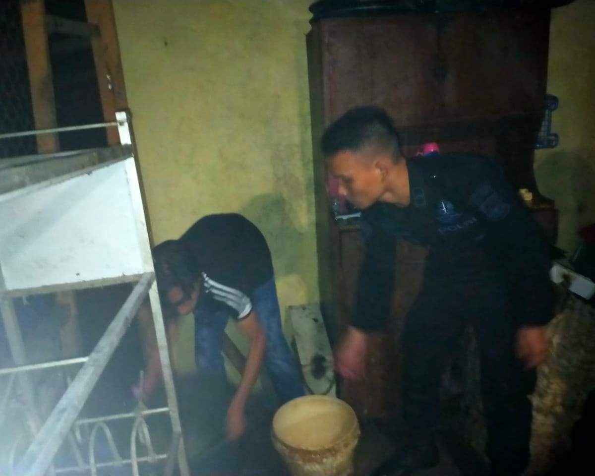 Personel Batalyon C Pelopor Satuan Brimob Polda Riau Bantu Padamkan Kebakaran Rumah Warga