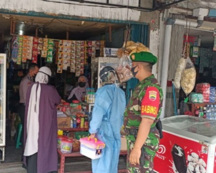 Guna Memutus Penyebaran Covid-19, Babinsa Kodim 0301/PBR Bersama Tim Puskesmas Laksanakan Tracking