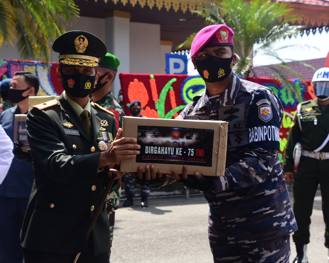 Memperingati HUT TNI Ke-75, Danrem 031/WB Bagikan Seratus Ribu Masker dan Paket Sembako Untuk Masyarakat