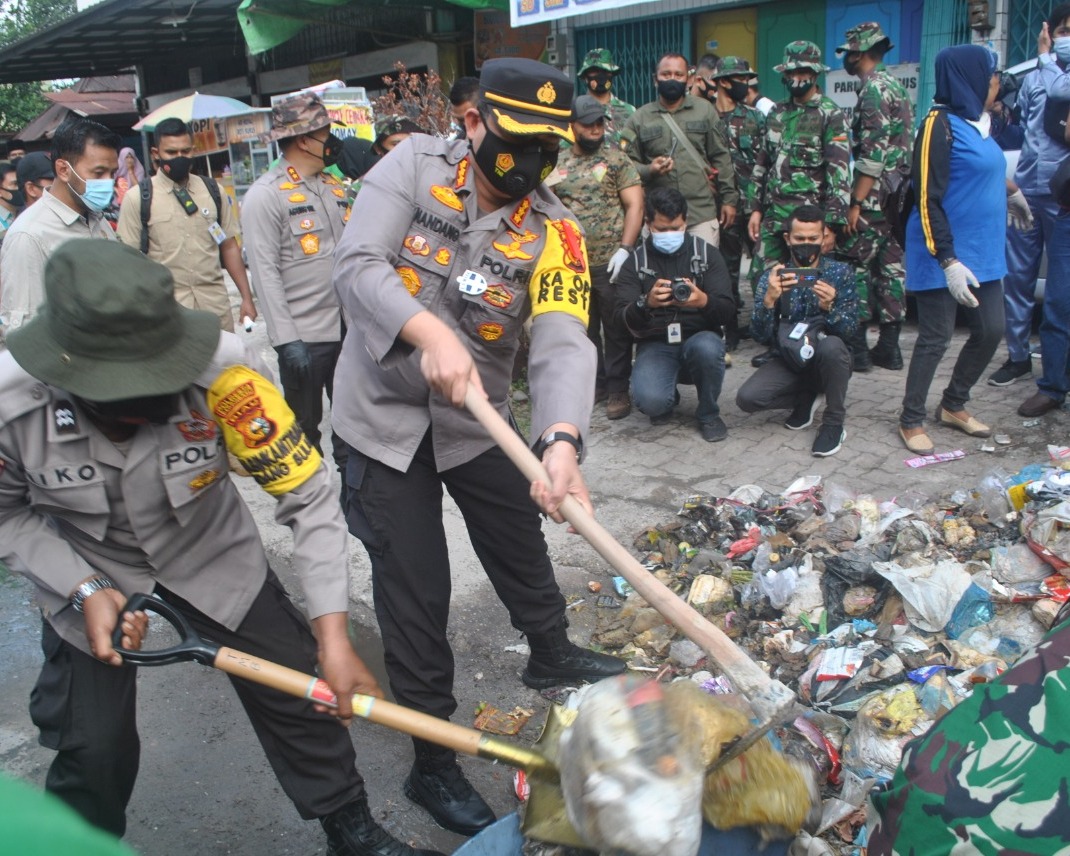Giat Karya Bakti TNI - Polri, Kapolda Riau Bersama Danrem 031/WB dan Kapolresta Pekanbaru Serta Masyarakat Turun Langsung Bersihkan Sampah di Pasar Senapelan