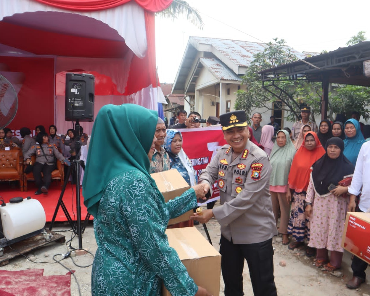 Kapolresta Pekanbaru Serahkan 1.600 Paket Sembako Bantuan Kapolri Dalam Rangka HUT Bhayangkara Ke-77 Tahun 2023