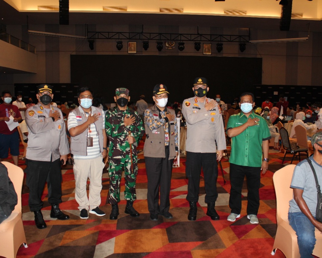 Memperingati HUT Bhayangkara Ke-75, Polresta Pekanbaru Bersama Instansi Terkait Gelar Vaksinasi Massal Di 4 Lokasi