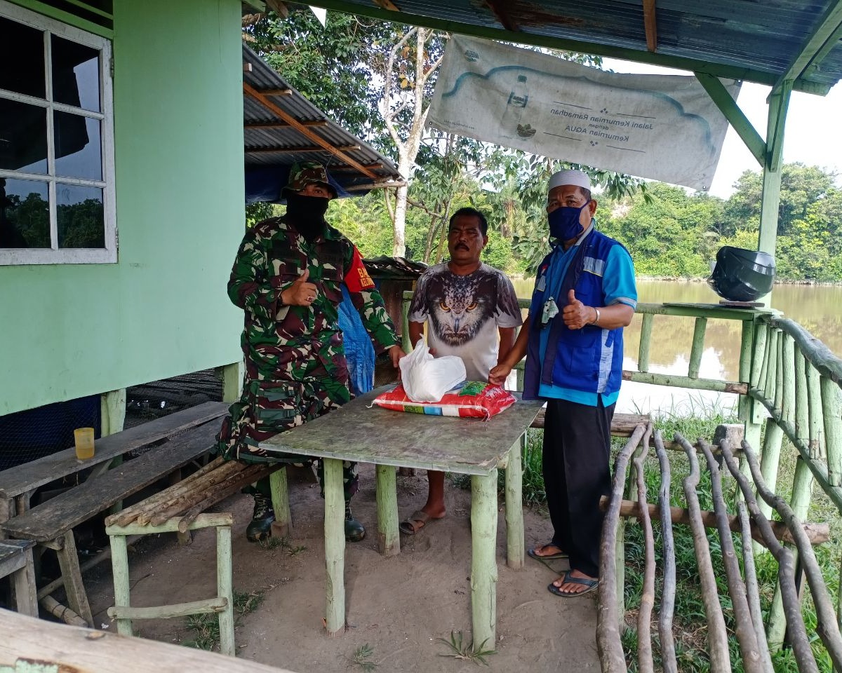 Babinsa Kodim 0301/PBR Berikan Bantuan Paket Sembako Kepada Warga Kelurahan Palas Yang Terdampak Pandemi Covid-19