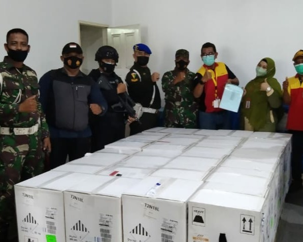 Personil Kodim 0301/PBR Kawal Kedatangan Vaksin Pfizer di Terminal Cargo Bandara SSK II Pekanbaru