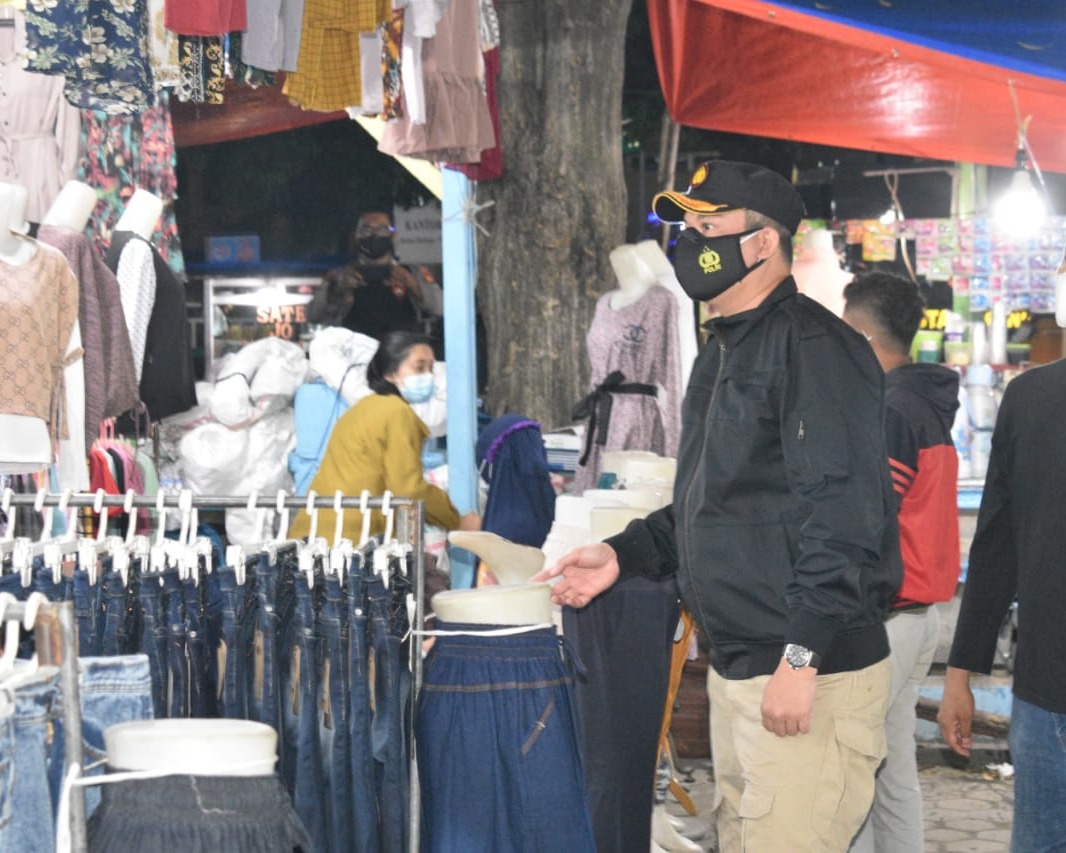 Kapolresta Pekanbaru Terus Gencar Berikan Himbauan Prokes Kepada Masyarakat di Tempat Keramaian