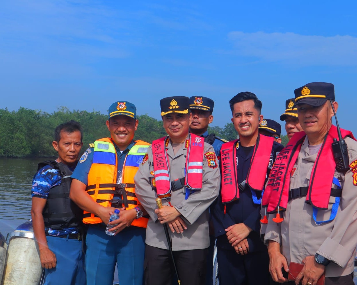 Kapolresta Pekanbaru Laksanakan Patroli Kapal Dan Pantau Aktivitas Bongkar Muat di Kawasan Pelabuhan Rakyat Sungai Siak