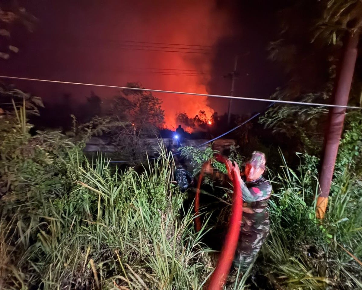 Tak Kenal Lelah Hingga Malam, Personel  Lanud SMH Kodau I Cegah Karhutla