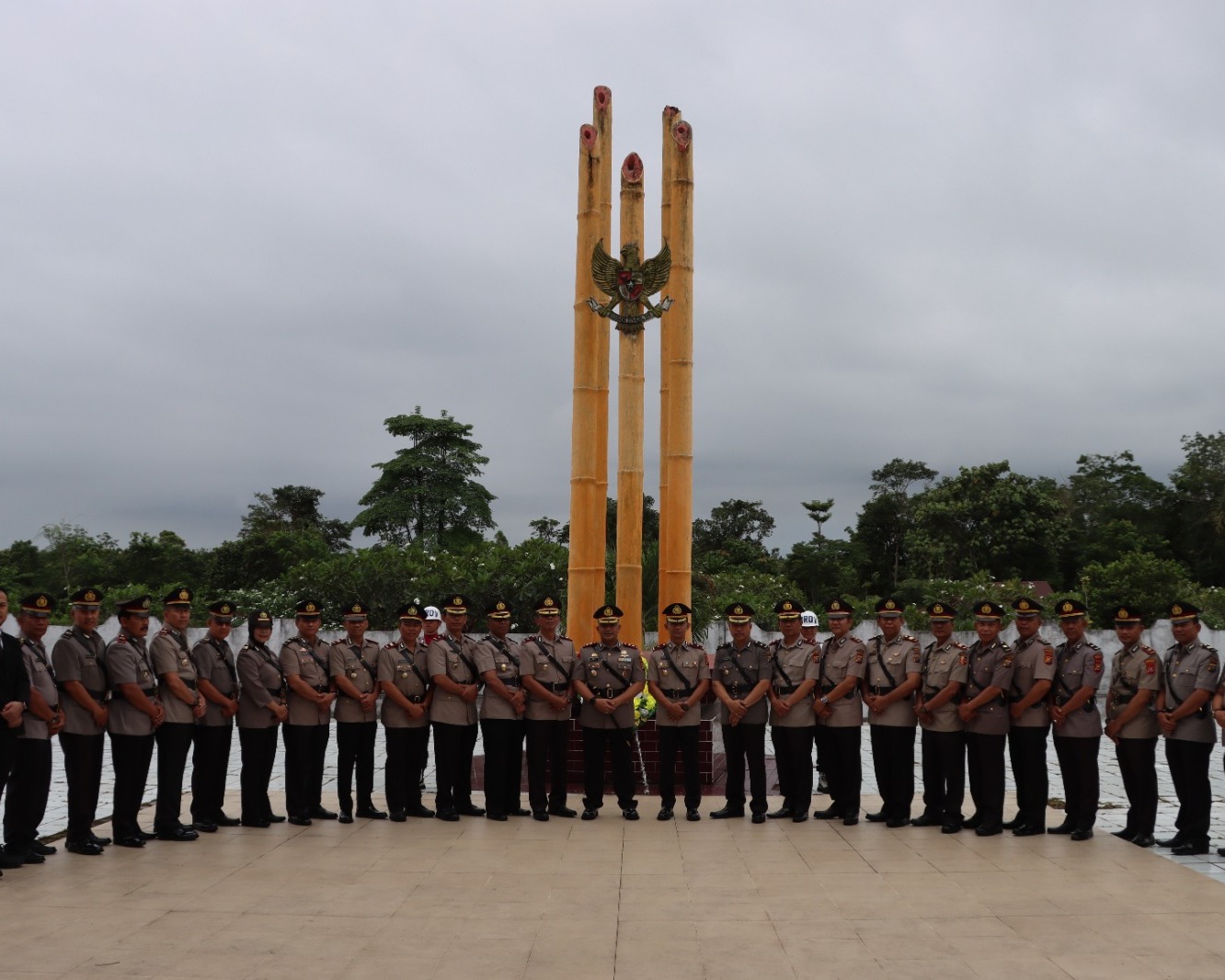 Kapolres Inhu Pimpinan Upacara Ziarah Makam Pahlawan Peringati Hari Bhayangkara Ke-77 Tahun 2023