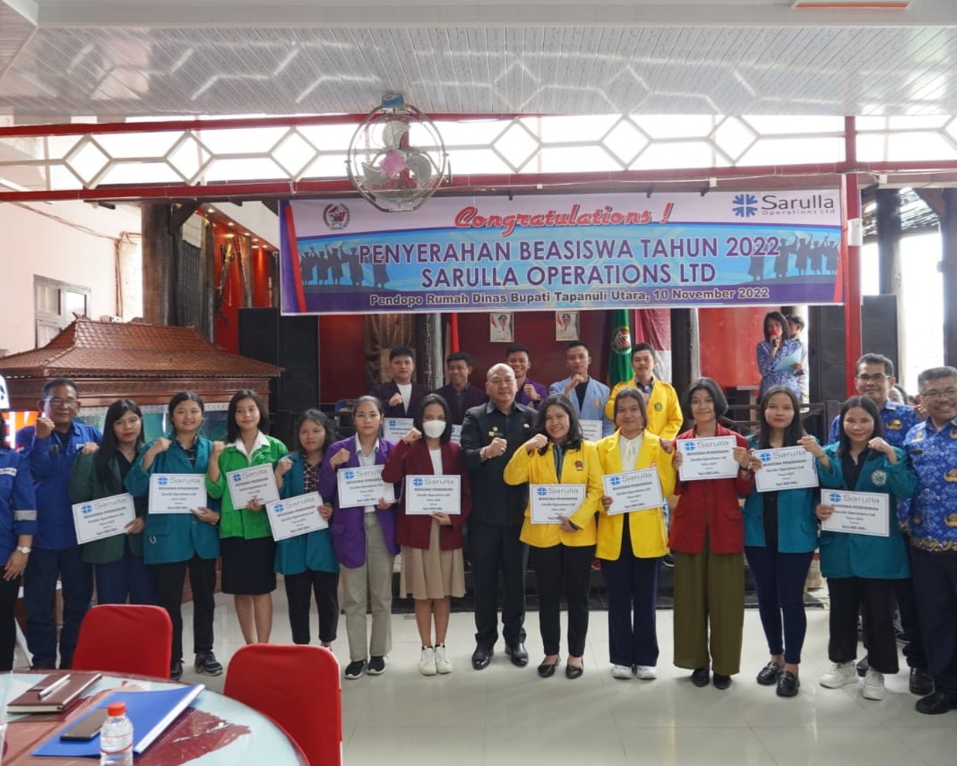 Peduli Pendidikan, Bupati Taput Serahkan Beasiswa Kepada 75 Mahasiswa/i Berprestasi