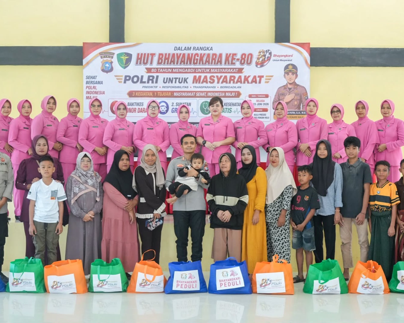 Sambut HUT Bhayangkara Ke-80, Polres Rokan Hulu Gelar Donor Darah, Sunatan Massal dan Pemeriksaan Kesehatan Gratis