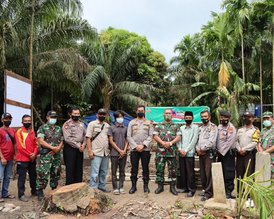 AKBP Bachtiar Alponso Letakkan Batu Pertama Bedah Rumah Presisi Polres Indragiri Hulu Untuk Janda Miskin