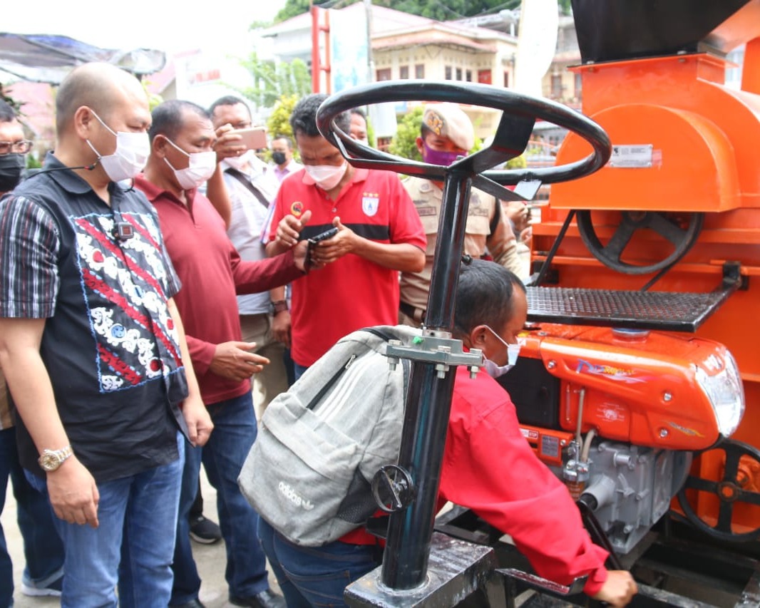 Bupati Taput Serahkan Bantuan Benih Jagung dan Alat Mesin Pertanian Kepada Kelompok Tani