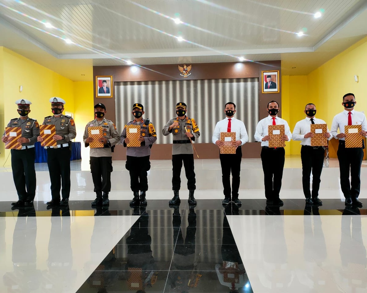 Kapolres Kampar Pimpin Upacara Pemberian Penghargaan Kepada 10 Personel Berprestasi