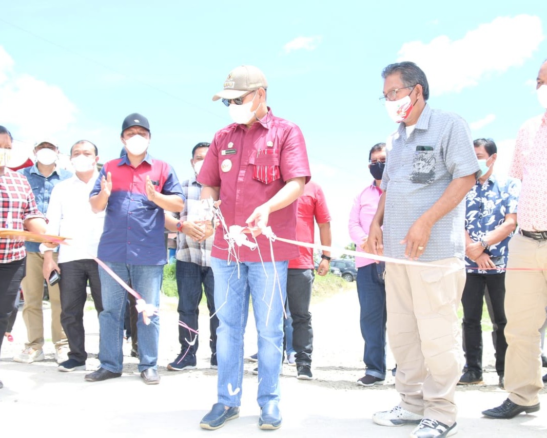 Jalan Alternatif Masyarakat Menuju Pusat Kota, Bupati Taput Nikson Nababan Resmikan Jembatan Soekarno Hatta di Desa Aek Siansimun