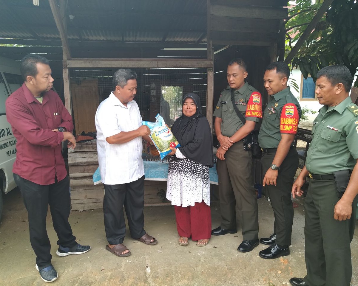 Babinsa Koramil 05/Sail Kodim 0301/Pekanbaru Memberikan Bantuan Sembako Kepada Warga