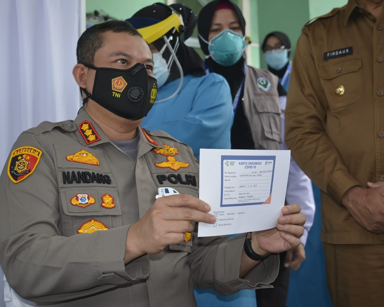 Kapolresta Pekanbaru dan Istri Ajak Masyarakat Jangan Takut Di Vaksin Covid-19