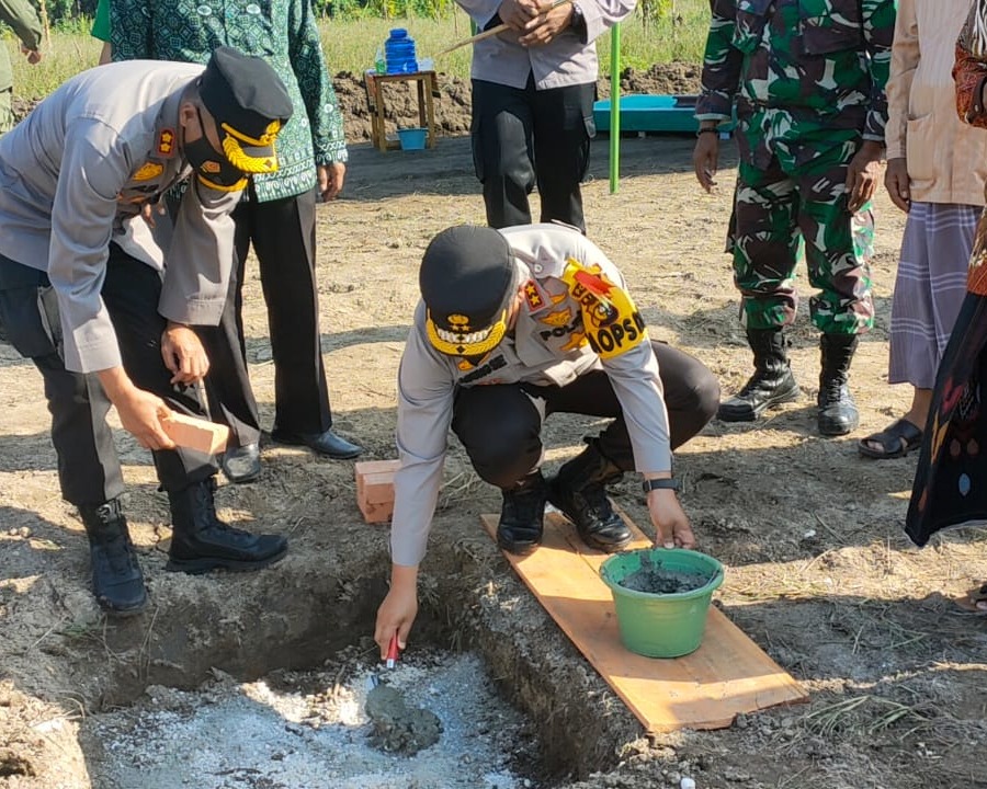 Kapolda Riau Letakkan Batu Pertama Pembangunan Ponpes Hamalatul Qur'an di Desa Bukit Payung Bangkinang