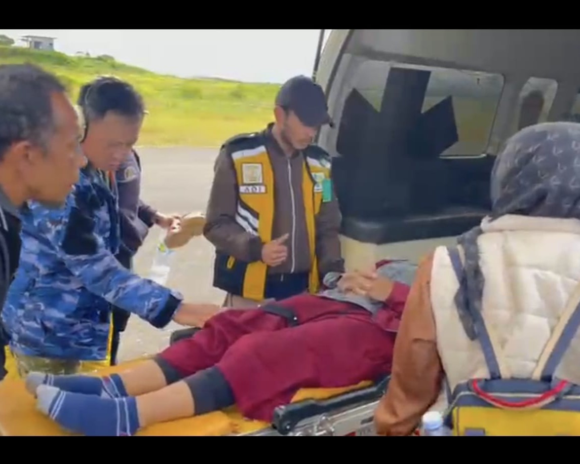 Tak Kenak Waktu Libur Kaskodau I Beserta Crew Helly Caracal Berjibaku Bantu Warga Terisolir