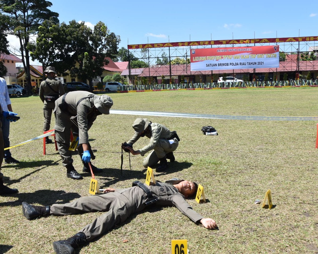 Personel Satuan Brimob Polda Riau Laksanakan Simulasi TPTKP dan Olah TKP Unit Taktis