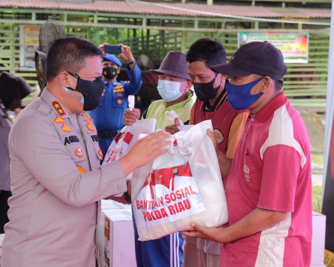 Berikan Bansos dan Gelar Vaksinasi, Kapolda Riau: Kolaborasi dan Sinergi Mampu Tangani Covid-19