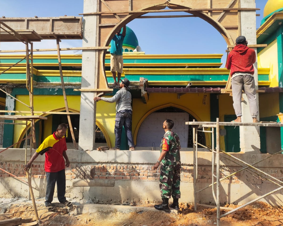 Babinsa Kodim 0301/PBR Laksanakan Komsos Dan Karya Bakti Rehabilitas Pembangunan Masjid Dzikir Al-Qowi