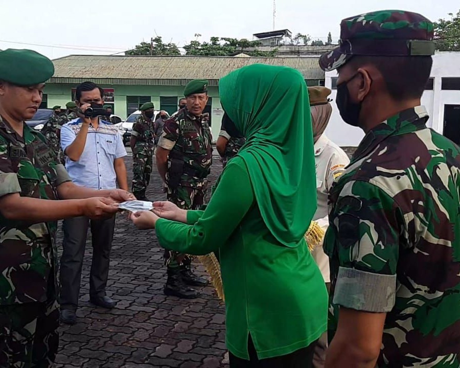 Persit Cabang L Kodim 0301 Bagikan Masker Kepada Prajurit Kodim 0301/Pekanbaru