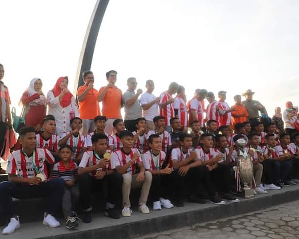 Wawako Hendri Septa dan Indra Sjafri Arak Piala Soeratin Keliling Kota Padang